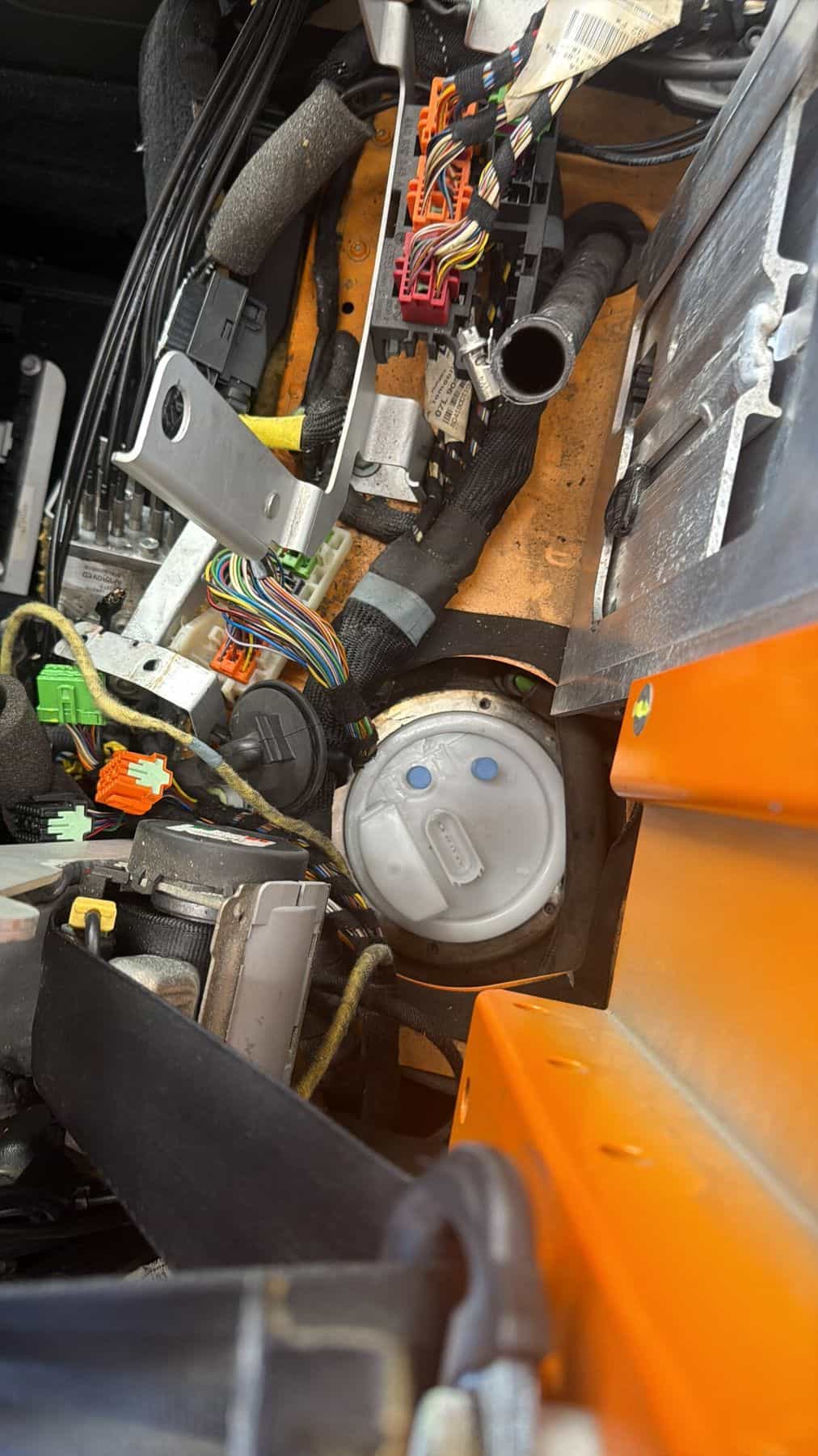 Bedrading, stekkers en brandstofpomp onder de bekleding van een supercar
