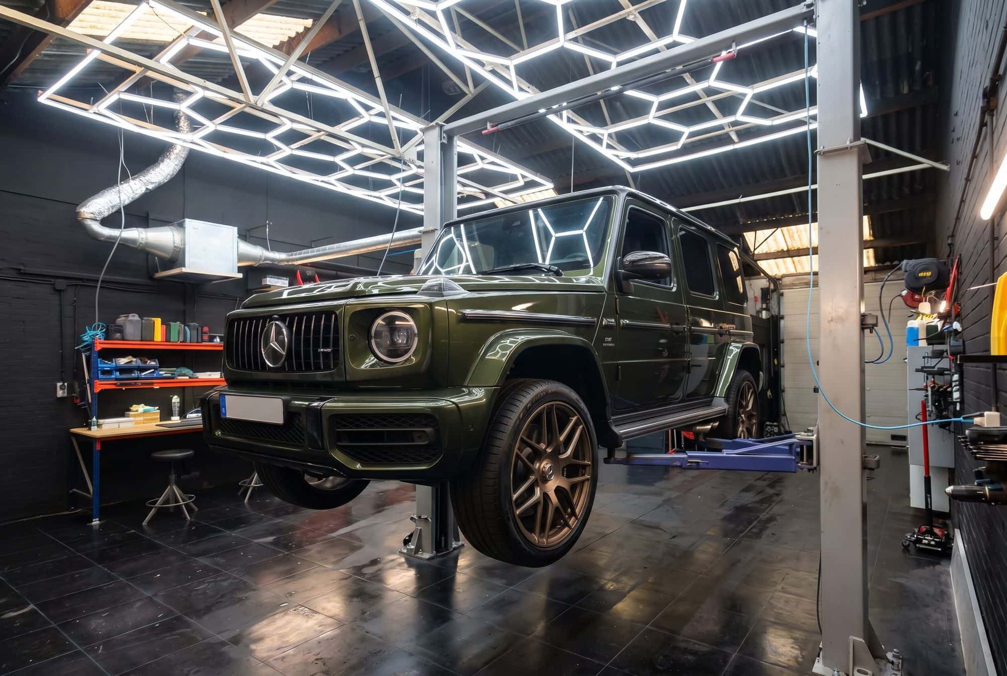 Mercedes-AMG G 63 op de brug in de werkplaats