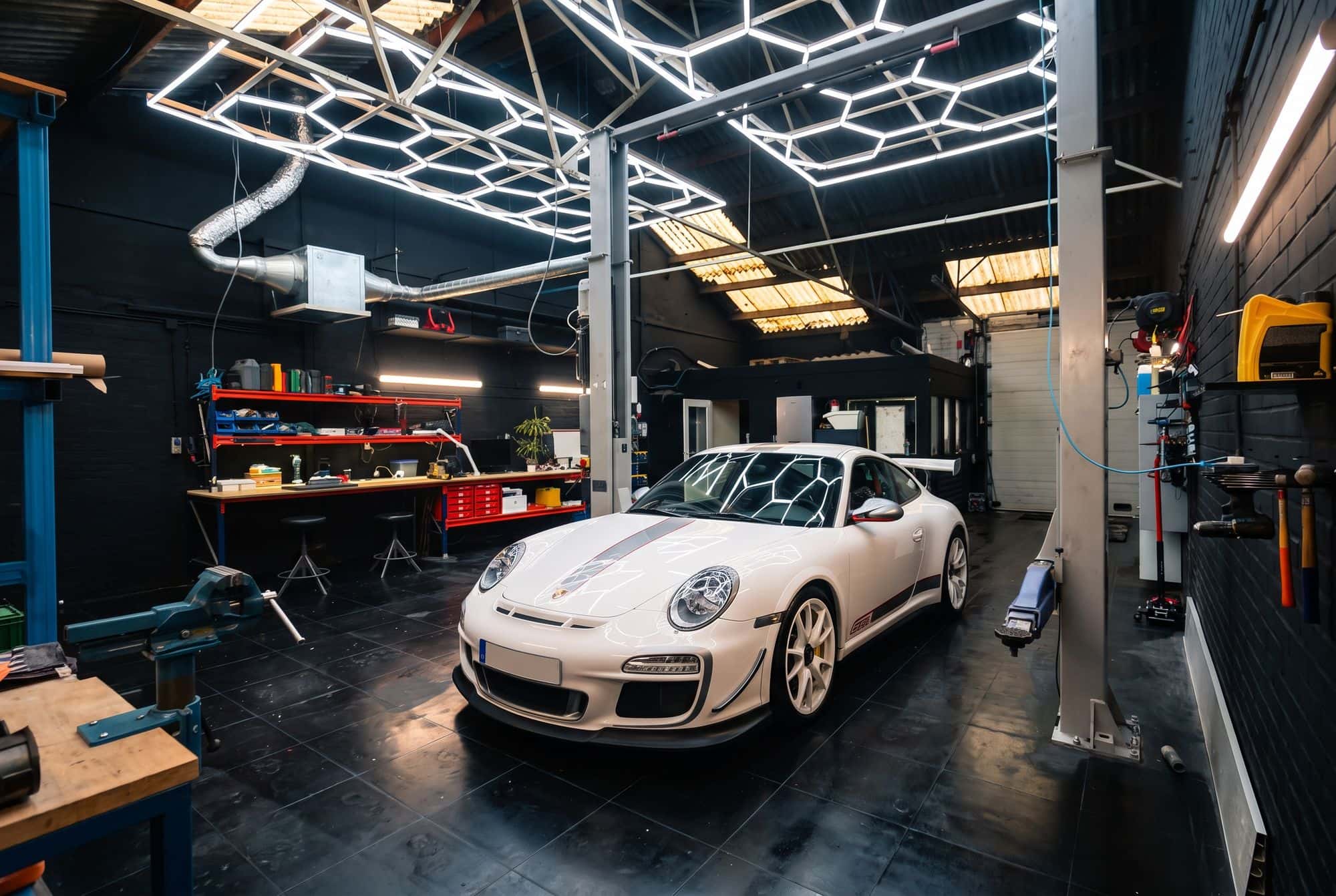 Witte Porsche 911 GT3 RS in de werkplaats