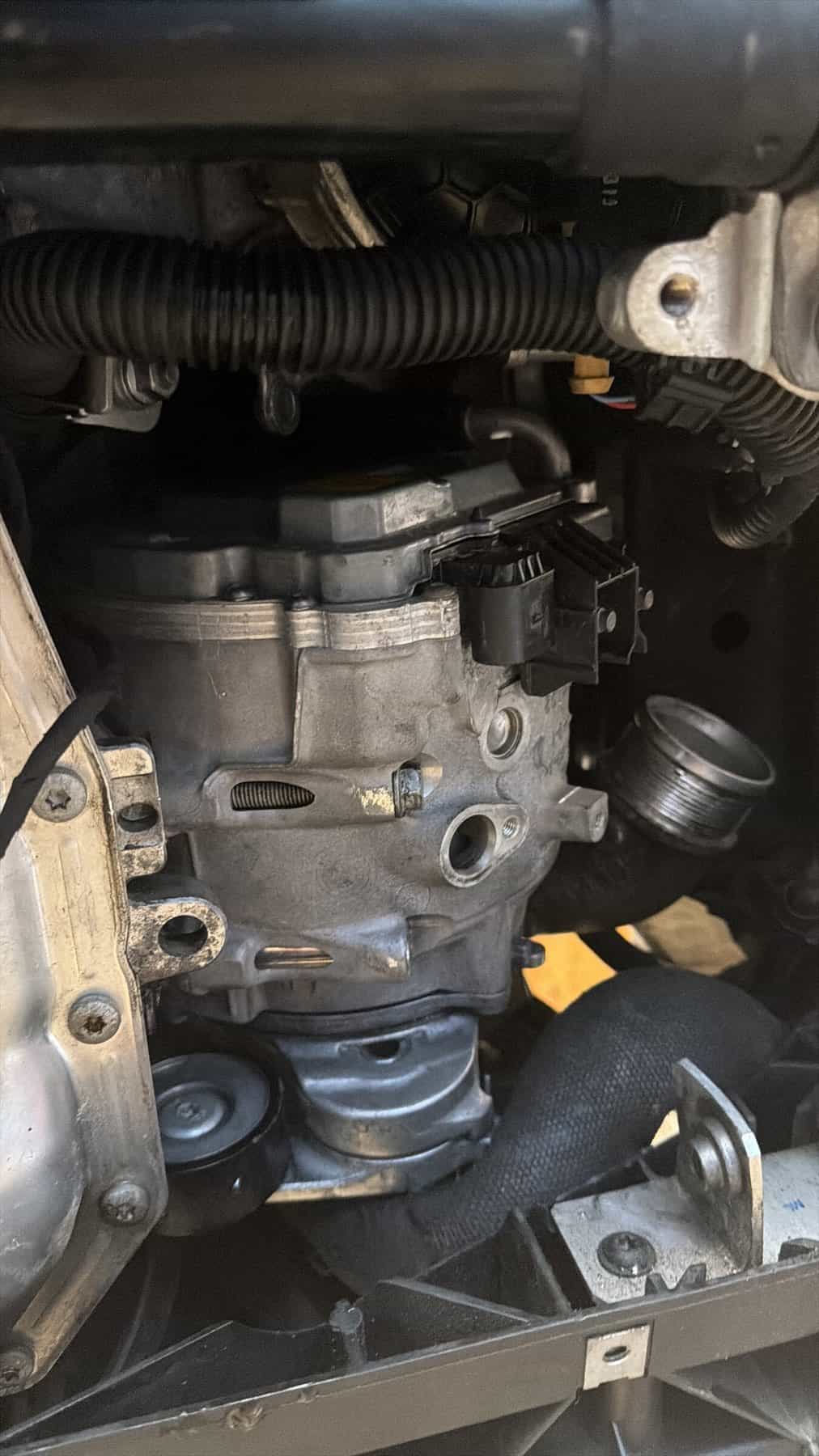 Close-up van motor- en aandrijfonderdelen tijdens werkzaamheden