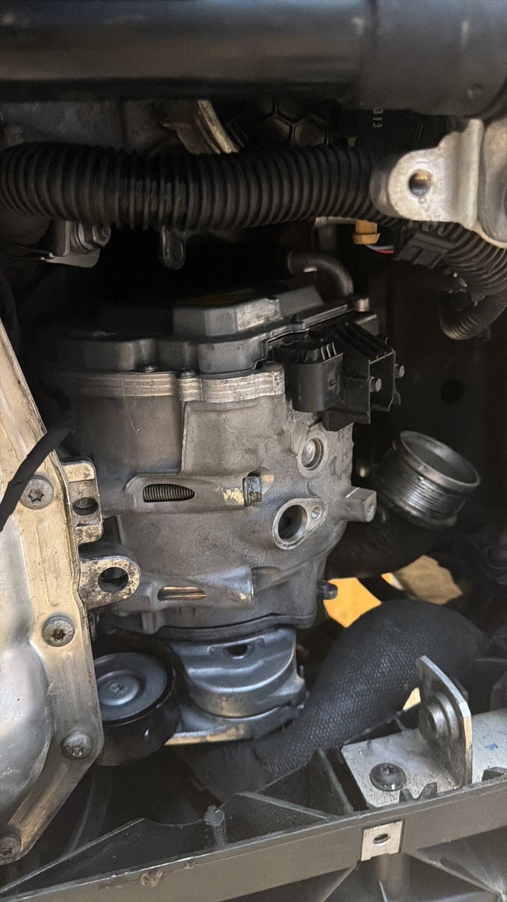 Close-up van motor- en aandrijfonderdelen tijdens werkzaamheden