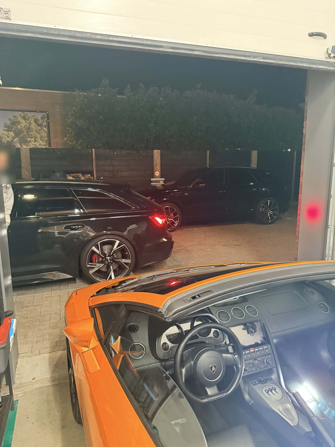 Twee sportieve auto’s voor de werkplaats in de avond
