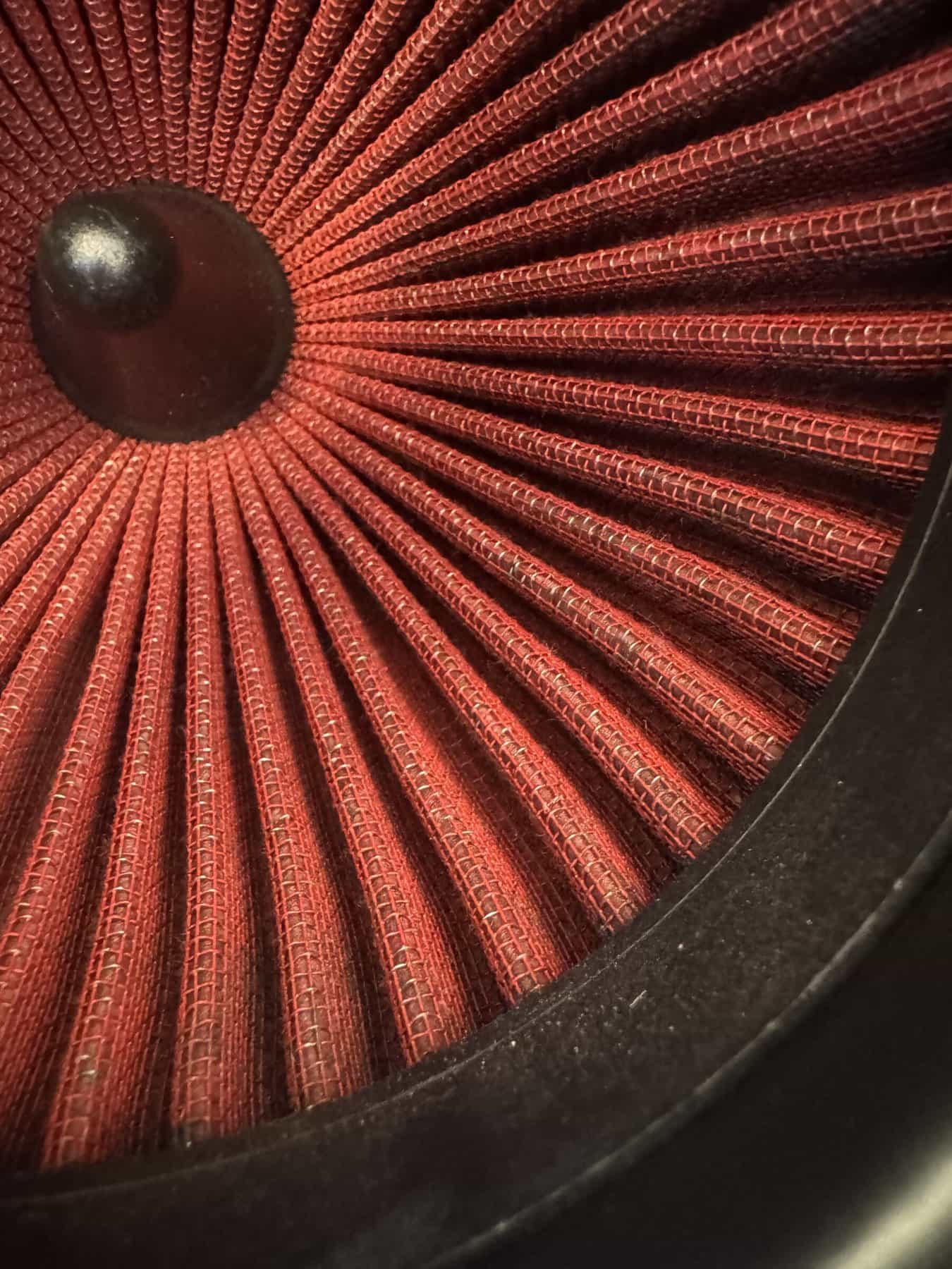 Close-up van een rood sportluchtfilter