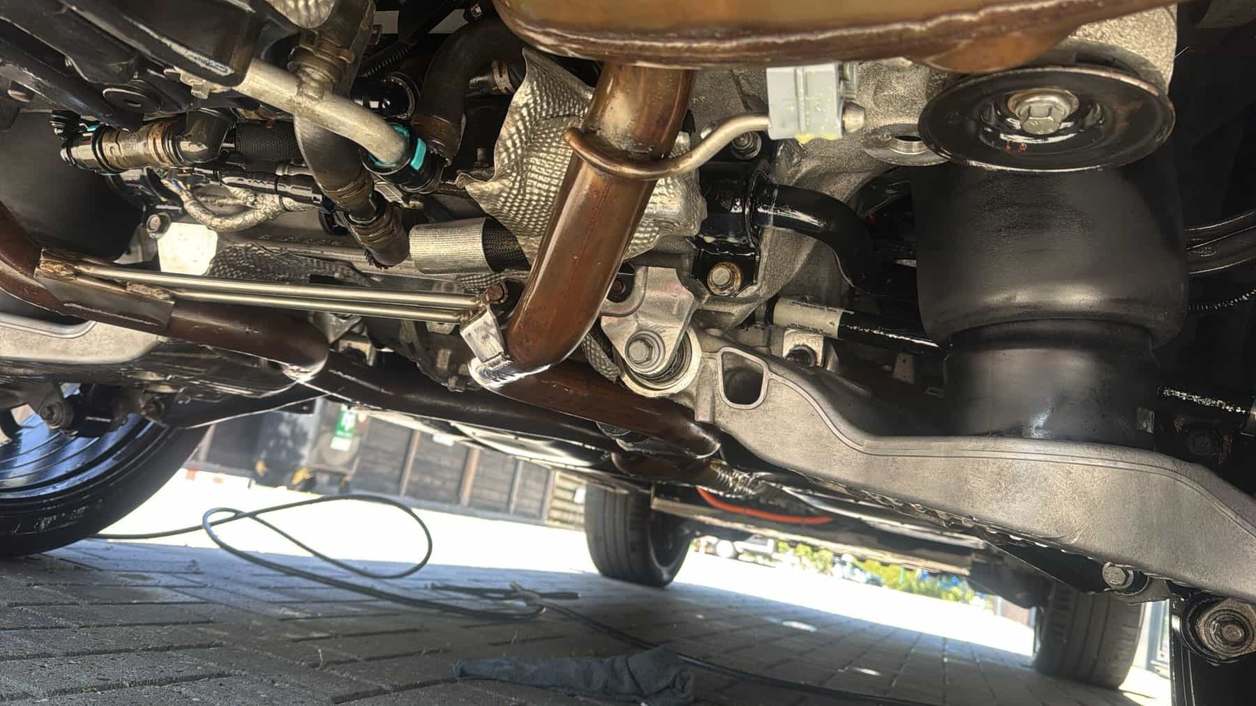Onderzijde van een auto met ophanging en luchtvering